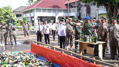 Jelang Ramadan, Pemkot Cilegon Musnahkan Ribuan Botol Minuman Keras