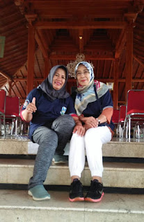 Mbak Dewi dan Nonik di Pendopo Anjungan Jawa Timur