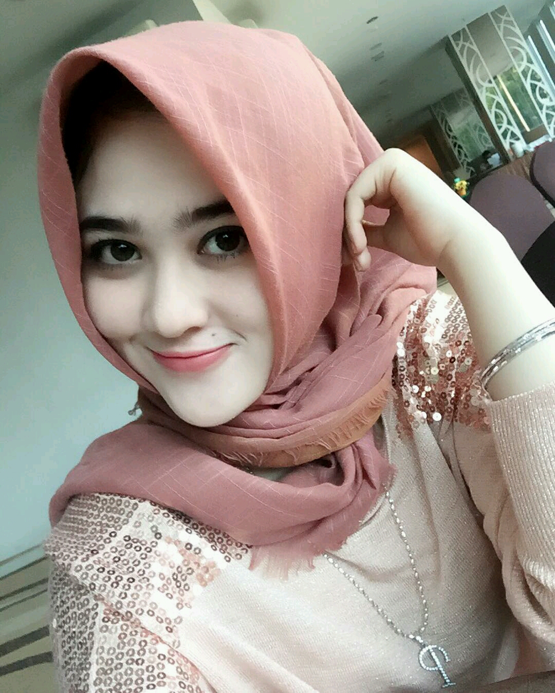 Foto ibu  lurah cantik  berjilbab CantikaMagz