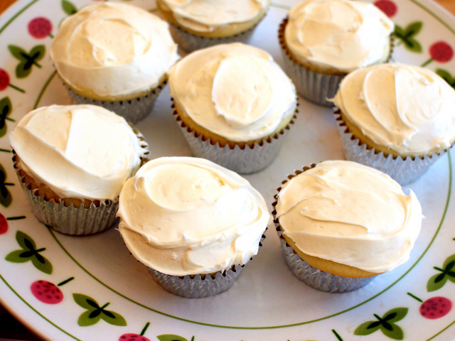 Super Easy Train Cupcakes- Decorated with fruit roll ups!