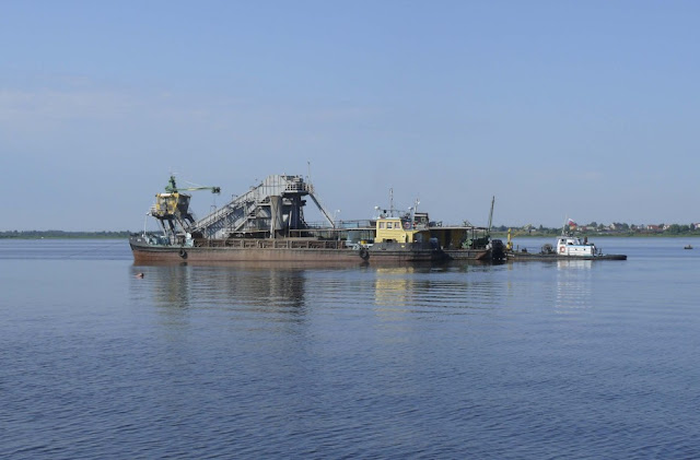 Арештували судно, яке добувало пісок для Керченського мосту