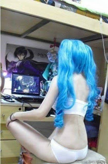 Wanita saat Bermain Game Online