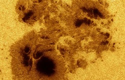 H μεγαλύτερη ηλιακή κηλίδα των τελευταίων δεκαετιών σχηματίστηκε στον ηλιο και εξαπολύει μπαράζ ηλιακών εκρήξεων…  Τις τελευταίες οκτώ ήμερε...
