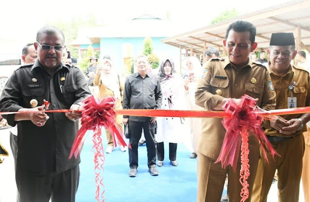 Bupati Karimun Dampingi Gubernur Ansar Meresmikan  Laboratorium Kimia di SMA Negeri 4 Karimun