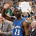 1993: El jugador de baloncesto Michael Jordan anuncia su retirada