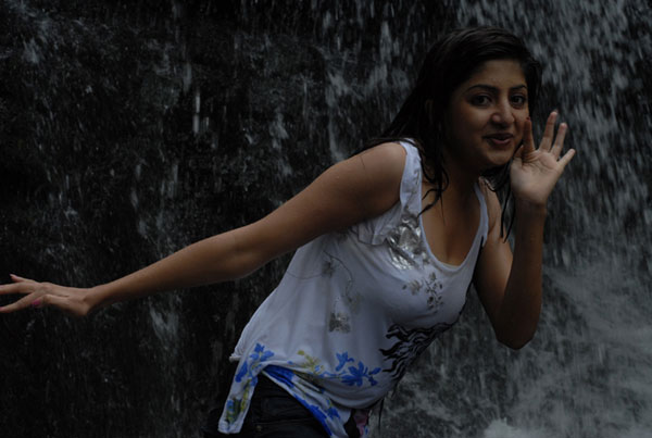 Poonam Kaur Spicy Wet Stills , Poonam Kaur Hot Photos