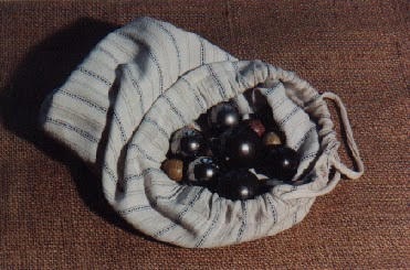 Sac de billes : boulets, agates, billes en terre (collection musée)