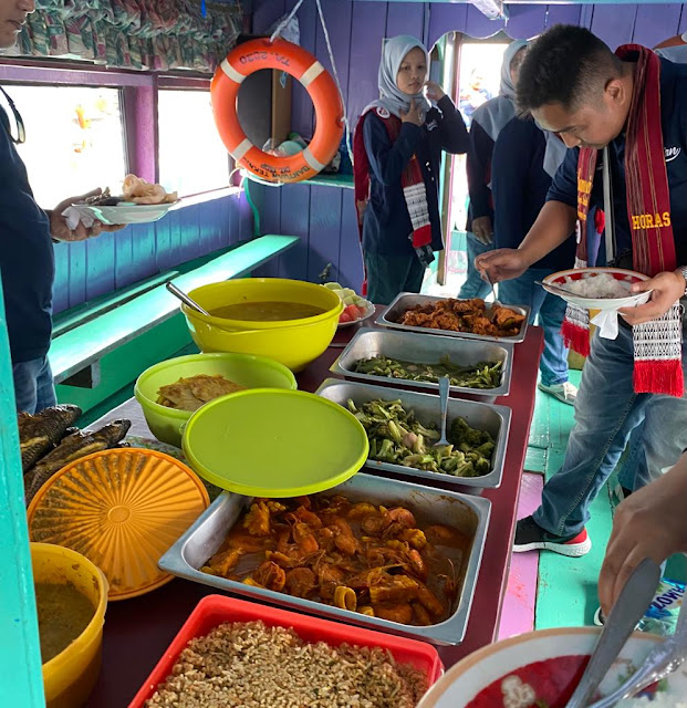 Tren Danau Toba 2024 Makan di Atas Kapal Wisata