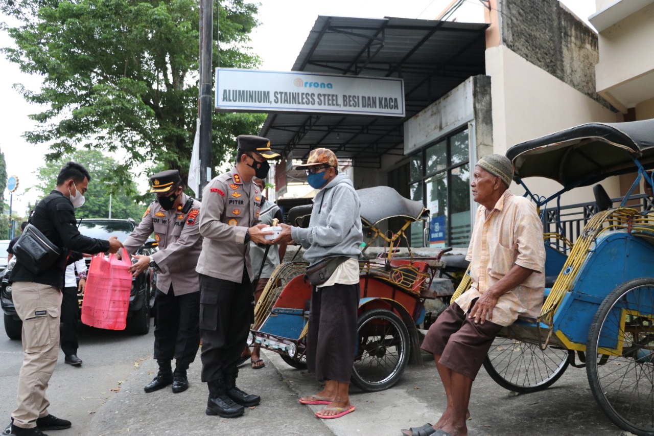 Jelang Berbuka Puasa, Penarik Becak dan Tukang Ojek Dapat Takjil dari Kapolres Kebumen