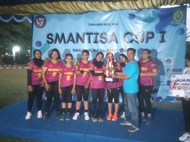 SMA Negeri 1 Wonosegoro Memboyong Piala Bergilir Walikota Salatiga di ajang Smantisa Cup