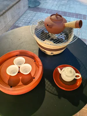 중국 광동 길거리에서 마실 수 있는 전통 쿵푸차, 작은 찻잔과 주전자가 함께 놓인 모습