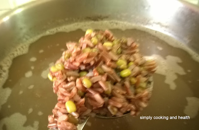 Rice and mung bean are being cooked