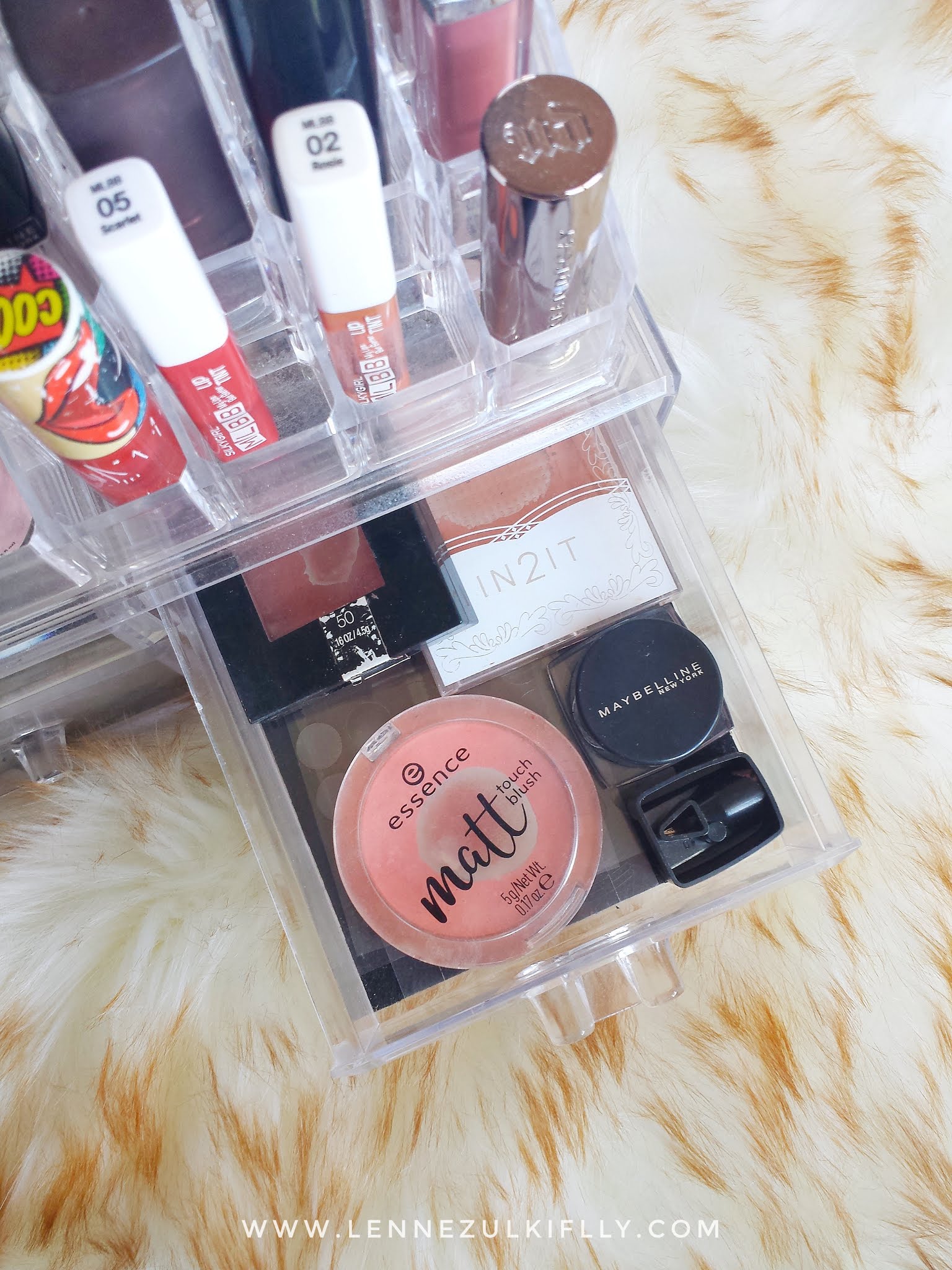 What's On My Minimalist Makeup Organizer