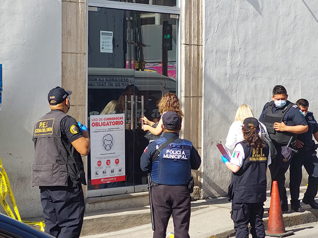 Detienen a sujeto que rompió puerta de cristal de banco