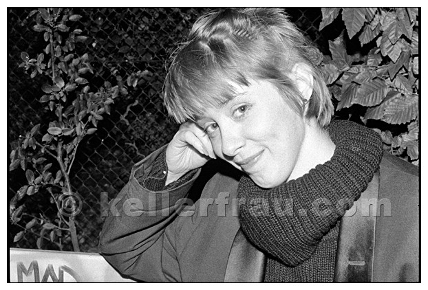 Suzanne Vega at the Café Schöne Aussichten, Hamburg, 1985 - photo by Moni Kellermann