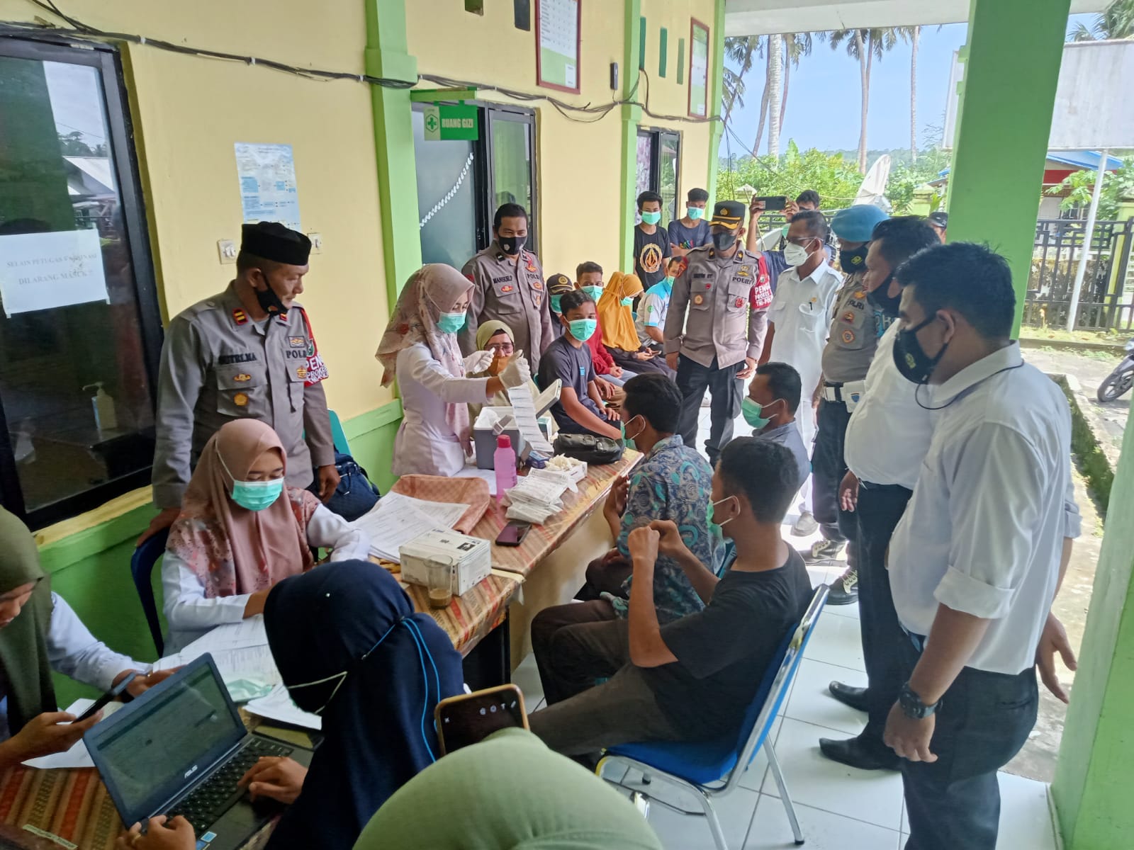 Kabag Ops Polres Simeulue Tinjau Vaksinasi di Wilayah Puskesmas Teupah Selatan