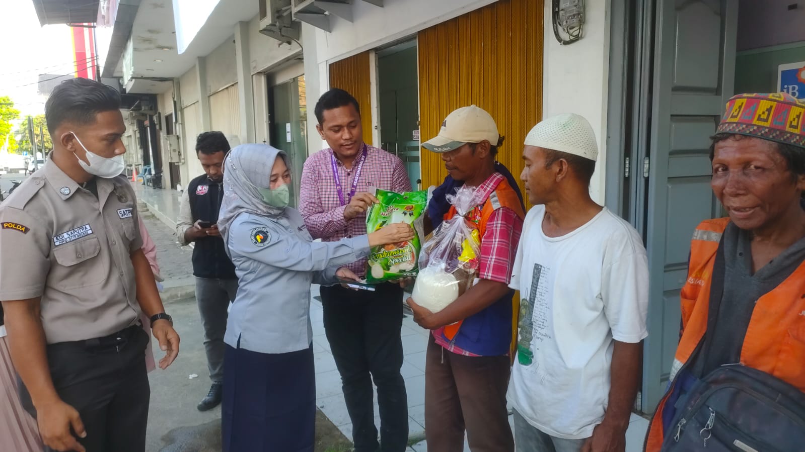 Bank Mega Syariah dan ACT Aceh Distribusikan Paket Pangan Ramadhan
