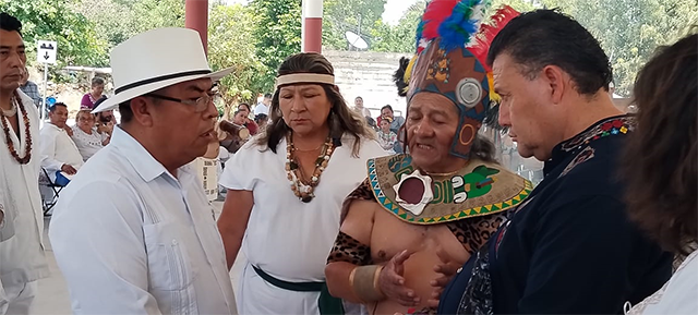 Ceremonia con sacerdote indígena bendiciendo a nuevo líder