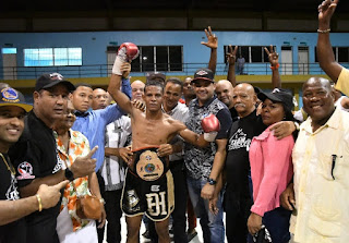 Monte Plata.- El monteplateño Derlyn “Coyote” Hernández se convirtió en el nuevo campeón nacional del peso ligero junior (130 libras) tras derrotar por nocaut en el cuarto asalto a Jorge Luis Torres en una cartelera de boxeo profesional celebrada el pasado sábado en el bajo techo Santo Angel Peguero de este municipio.