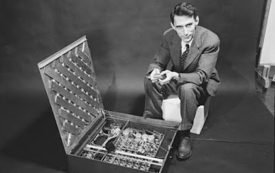 Claude Shannon sedang mengadakan percobaan penelitian