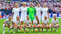 SELECCIÓN DE INGLATERRA FEMENINA. Temporada 2021-22. Rachel Daly, Millie Bright, Mary Earps, Ellen White, Leah Williamson. Lucy Bronze, Lauren Hemp, 7 Beth Mead, Fran Kirby, Georgia Stanway, Keira Walsh, SELECCIÓN DE INGLATERRA FEMENINA 2 SELECCIÓN DE ALEMANIA FEMENINA 1 Domingo 31/07/2022, 18:00 horas. Campeonato de Europa de Selecciones Femeninas Inglaterra 2022, Final. Londres, Inglaterra, estadio de Wembley: 87.192 espectadores. GOLES: 1-0: 62’, Ella Toone. 1-1: 79’, Lina Magull. 2-1: 110’, Chloe Kelly.