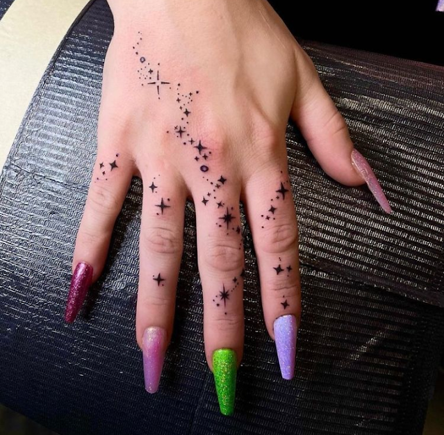 50 lindas tatuagens para os dedos que vão inspirar vocês!