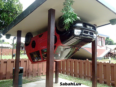 rumah terbalik, the upside down house, terbalik, rumah, upside down, borneo, sabah, mount kinabalu, gunung kinabalu, harga masuk, price enter, unique, unik, pelik, weird, house, home, malaysia, only in malaysia