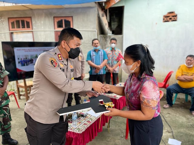 Polres Taput Serahkan Kunci Rumah Hasil Program Bedah Rumah