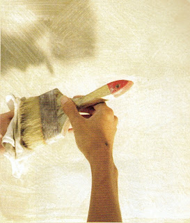 Colour washing bisa dikerjakan dengan kuas besar menggunakan cat emulsi yang diencerkan dengan air