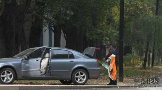 Tukang Sapu, Berangkat Kerja Bawa Mobil Sedan