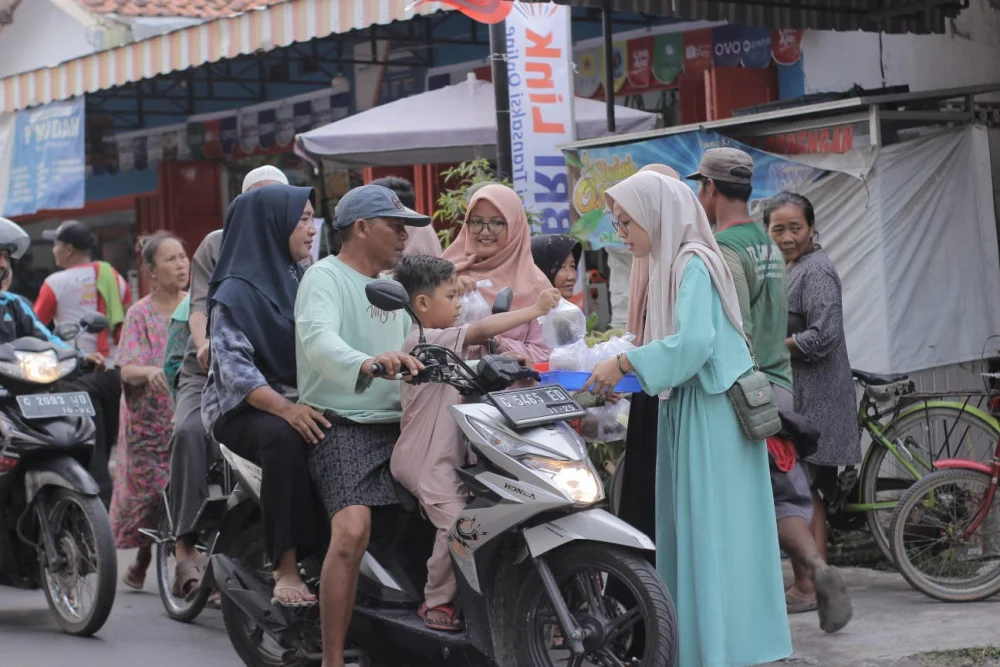 LDII Bojongbata Bagi-bagi Takjil