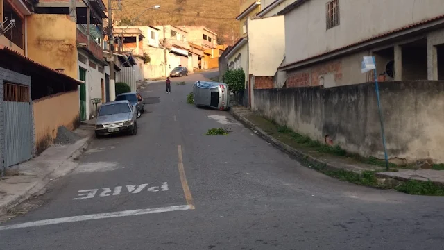 Veículo perde o freio e capota na Rua 12 no bairro Açude II/Foto: WhatsApp