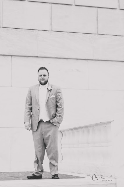 groom in front of the detroit institute of arts posing