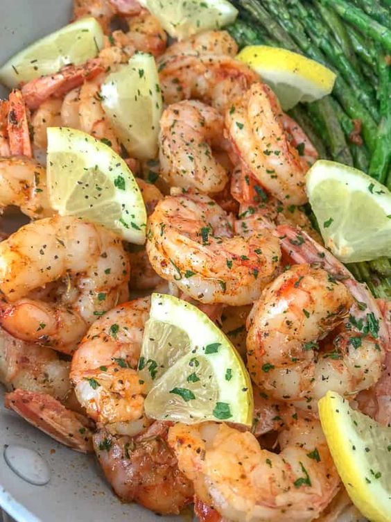 Lemon Garlic Butter Shrimp with Asparagus - this is an easy, light and healthy dinner option that is cooked in one pan and can be on your table in 15 minutes. Buttery shrimp and asparagus flavored with lemon juice and garlic. Only 309 calories per serving