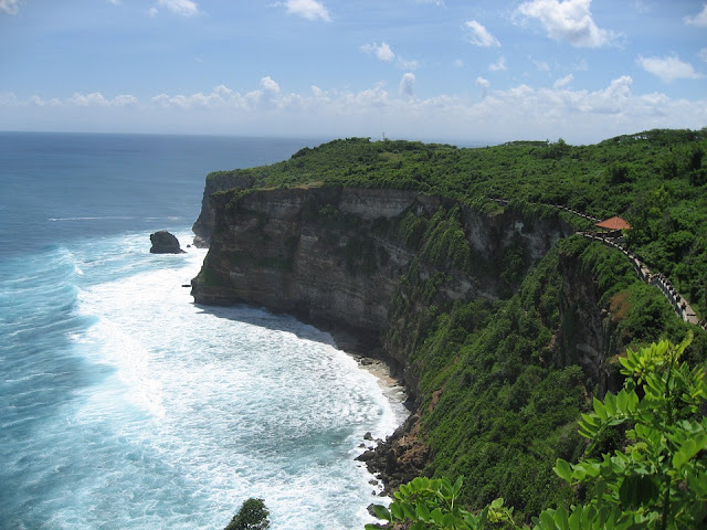 Obyek Wisata Pantai Uluwatu Bali: Lukisan Alam Yang Indah