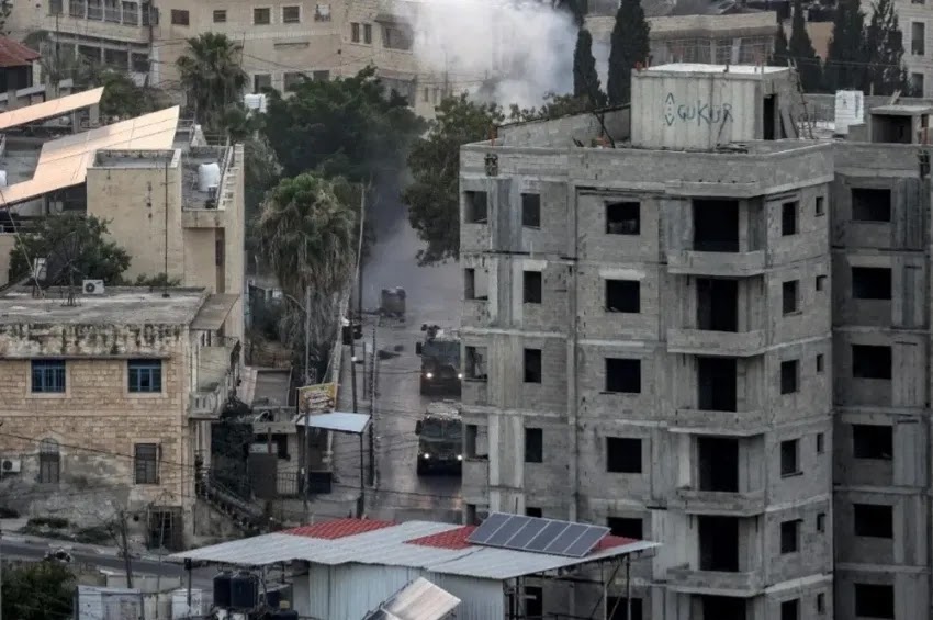 Veículos militares israelenses durante operação militar em Jenin, na Cisjordânia | Veículos militares israelenses se movem durante uma operação militar em Jenin, na Cisjordânia.