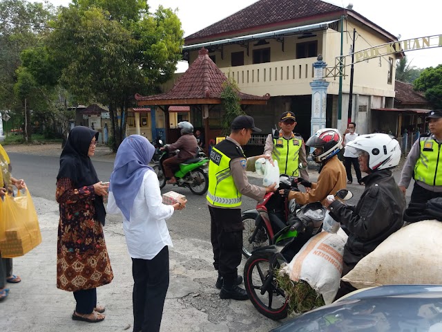 Sasaran Pengguna Jalan ; Polsek Panggang Bagi-bagi Takjil