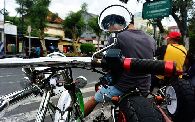 Selain ada kontaknya, ada juga spion yang terpasang