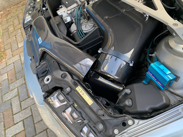 カーボニアスのカーボンエアボックスを装着したMのお客様の車両画像