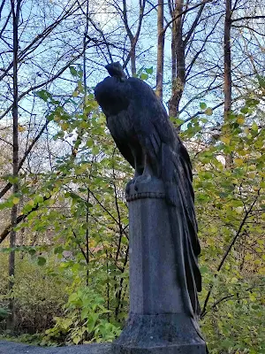 ヘラブルン動物園の鳥の像