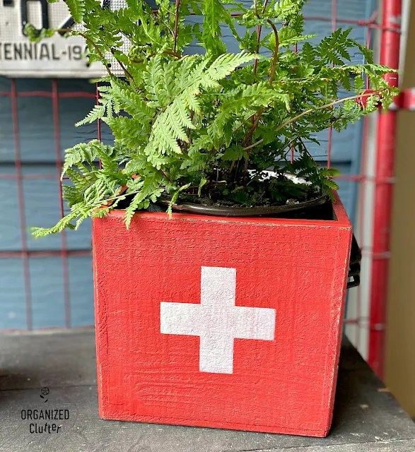 Thrift shop Primitive Wood Box Upcycle #stencil #upcycle #thriftsthop #Swissflag #containergarden #ferns