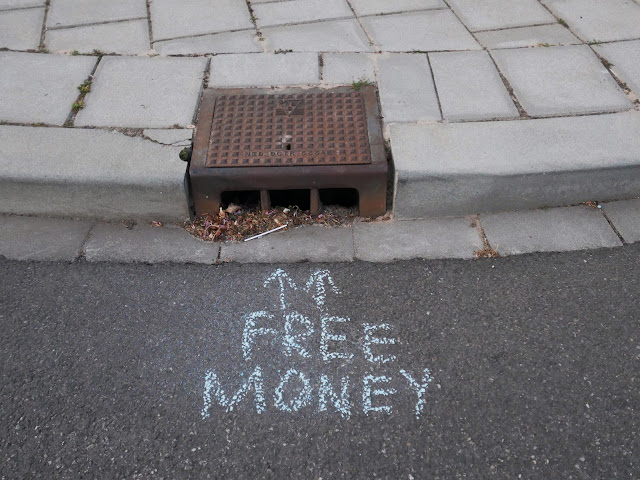 Free Money, stoepkrijt, Zevenaar, april 2020