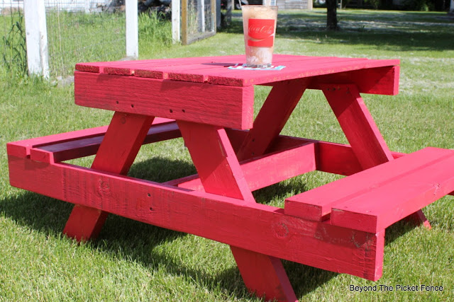 pallets, picnic table, kids table, outdoor furniture, pallet furniture, build it, salvaged wood, http://bec4-beyondthepicketfence.blogspot.com/2016/06/petite-pallet-picnic-table.html