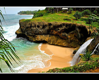 Air terjun Pantai Banyu Tibo