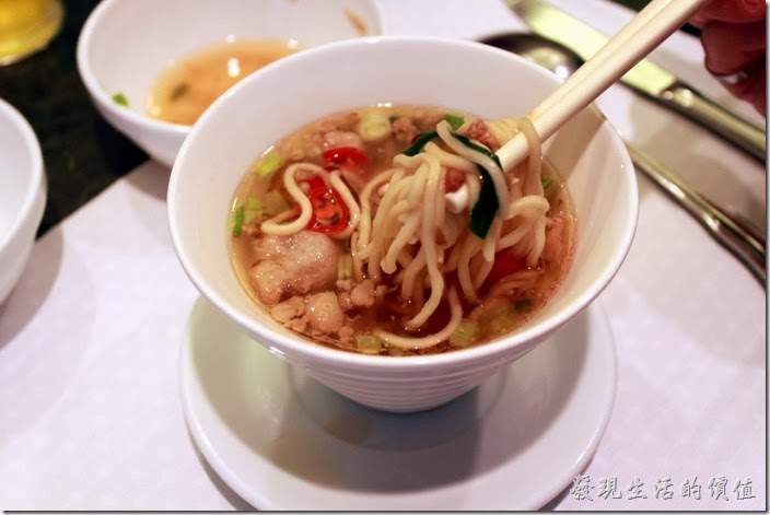 花蓮-翰品酒店。擔仔麵的湯頭怎麼喝起來像味噌湯，似乎與擔仔麵不太對味，麵條煮得也不夠熟。