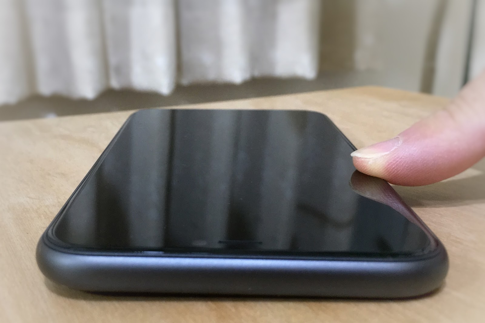 Iphone 11の背面に 滑り止めのクッションゴム 涙目 を貼ってみた