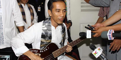 Jokowi Bermain Gitar