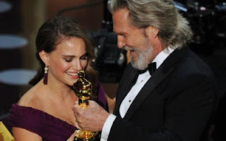 Jeff Bridges entrega Oscar de Melhor Atriz para Natalie Portman