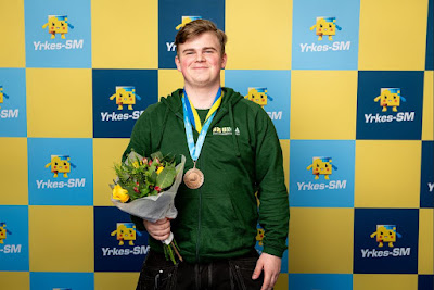 Medaljör med medalj och blommor