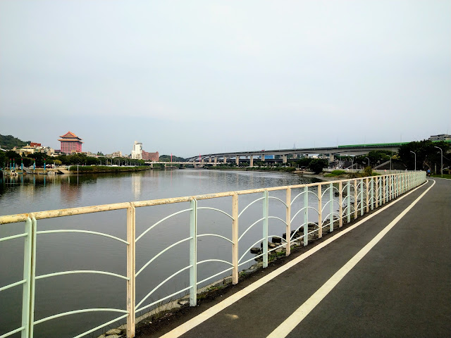 台北河濱公園自行車道 基隆河左岸鐵馬行